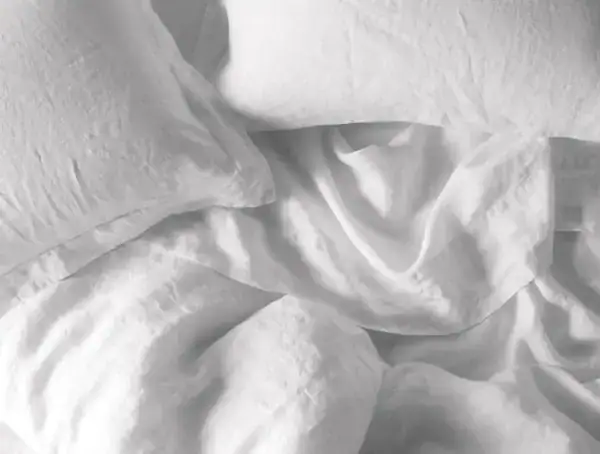 pdp organic linen duvetcover alpinewhite bedoverhead f17 1 f19f3360 f5bf 4986 b44c 9b0f2fe43726