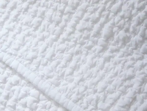 pdp pebbledhandstitched quilt alpinewhite  sp23 details  11640 3 6236be22 a4ac 4bd9 b5f2 0a189bd64a34
