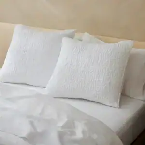 pdp pebbledhandstitched quilt alpinewhite  sp23 details  11686 f83c23c9 4312 422e 821f 62cbddccf6f5