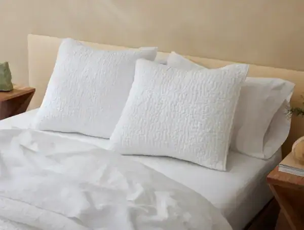 pdp pebbledhandstitched quilt alpinewhite  sp23 details  11686 f83c23c9 4312 422e 821f 62cbddccf6f5