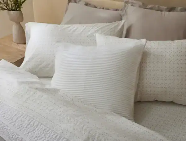 sp23 marshallorganicpillow alpinewhite 1 lifestyle pdp ce22621a edb2 46d9 8944 93a0853098b4